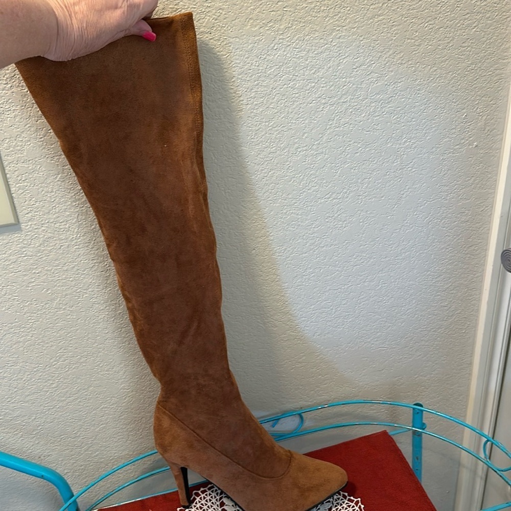 NWT over the knee high boot with zip side. Size 40 or 9
